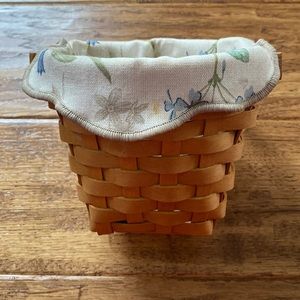 Longaberger 2001 Horizon of Hope Basket. Comes w/a liner and basket protector.
